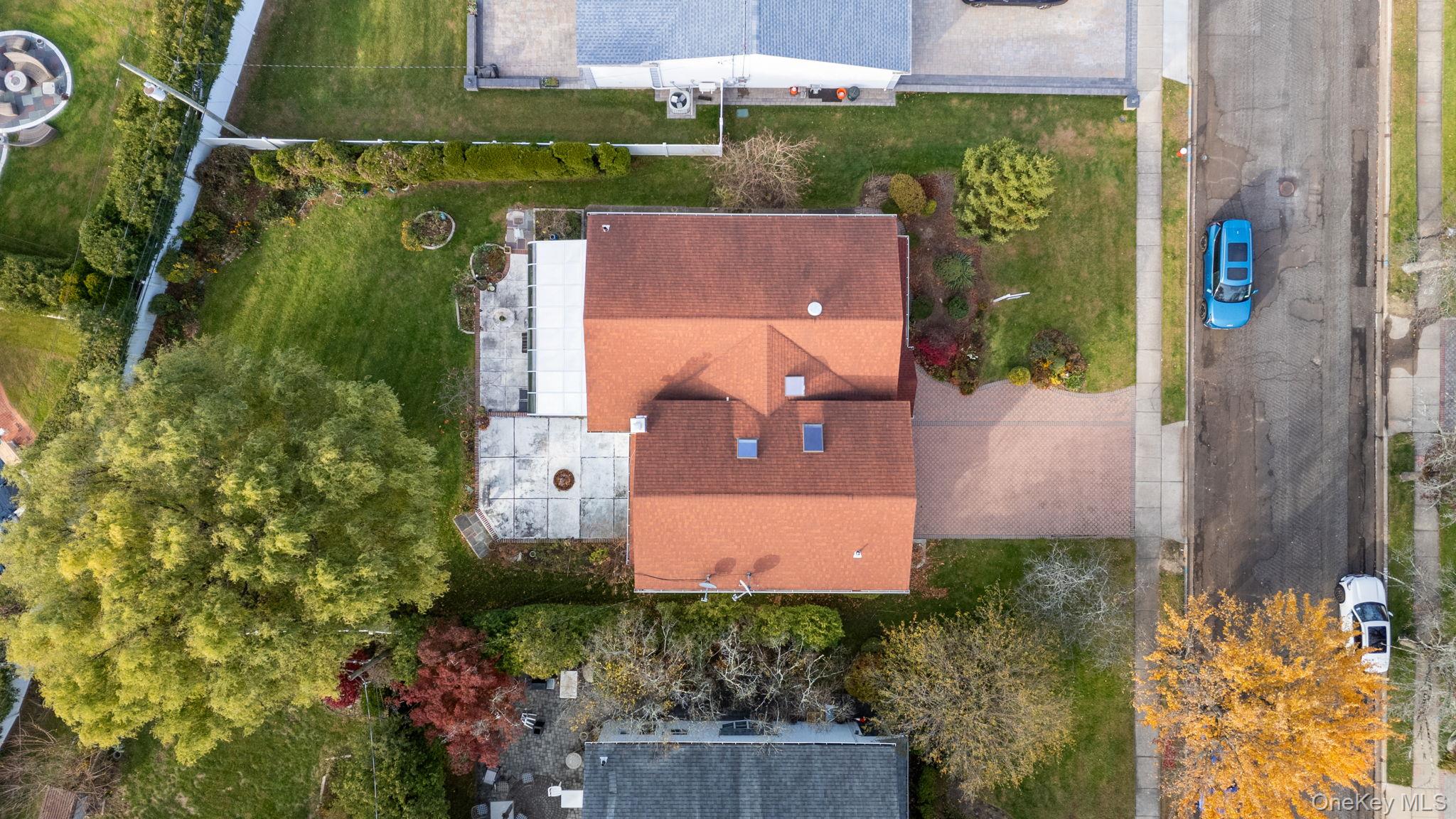 89 Nottingham Road Manhasset Hills, NY 11040 - Photo 39 of 44 an aerial view of a house with a garden