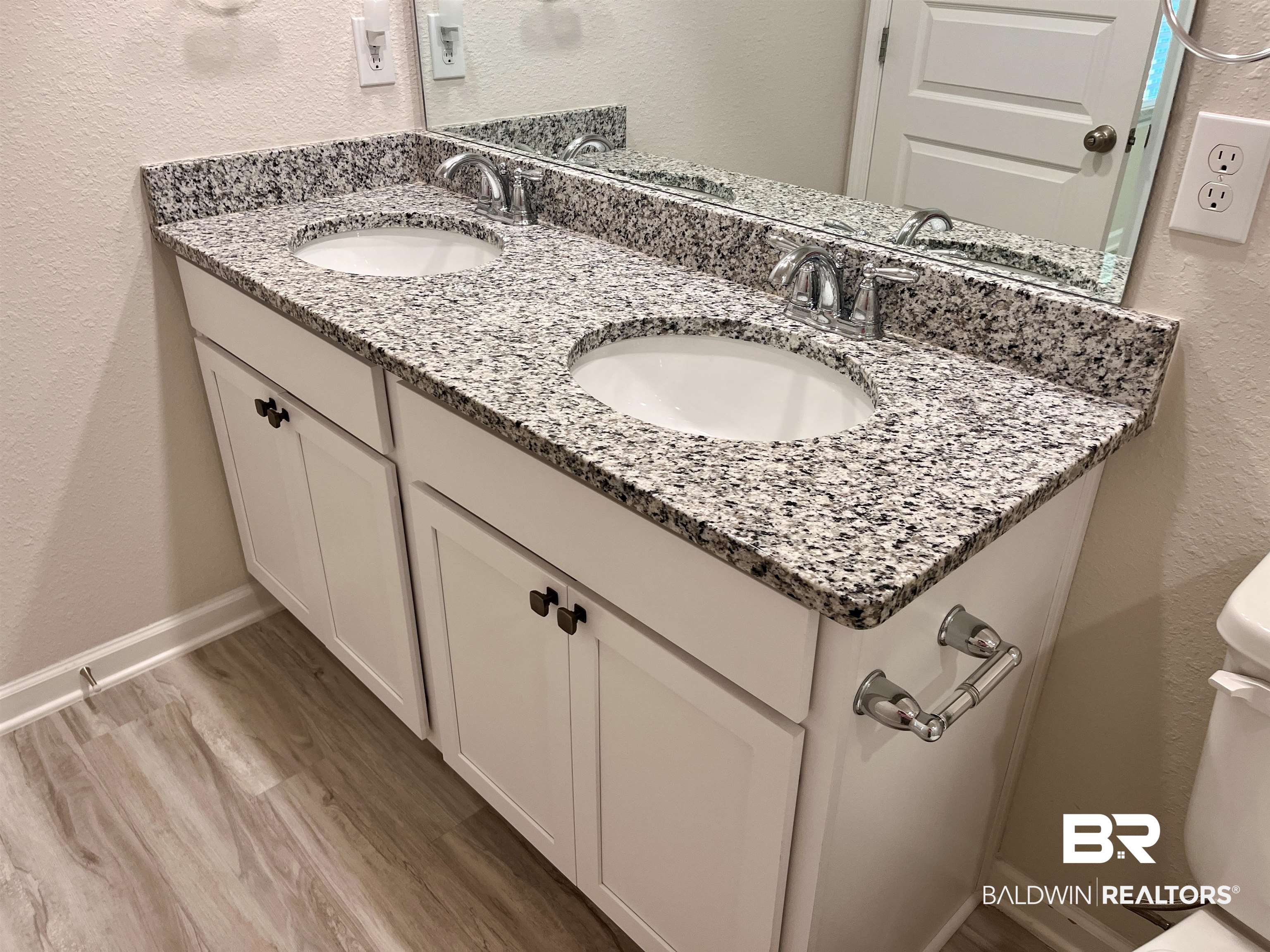 8891 Summer Bay Lane Foley, AL 36535 - Photo 33 of 54 Primary Ensuite Bathroom