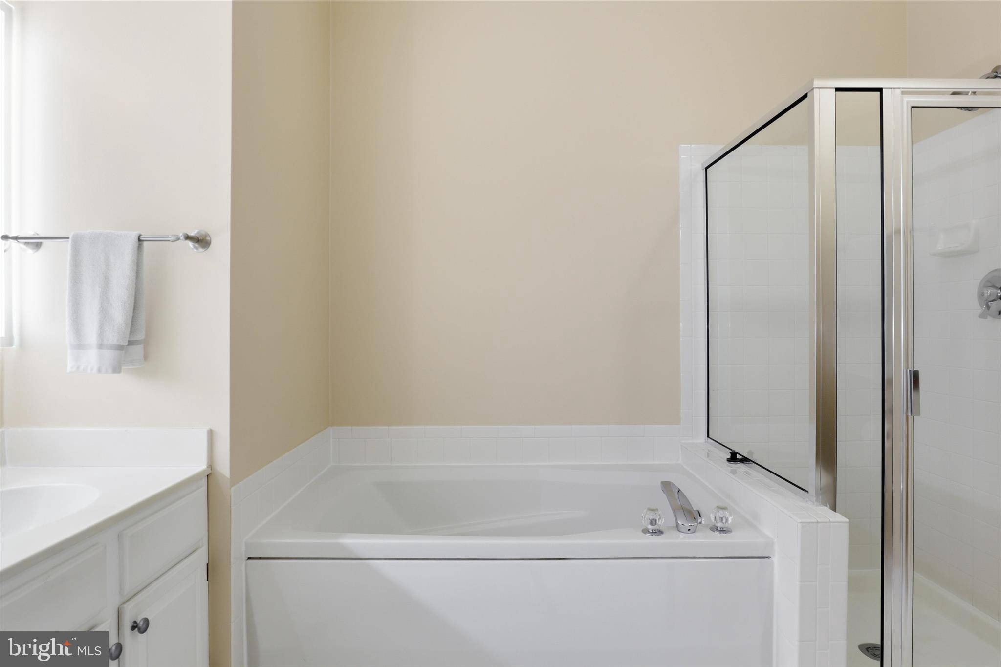 1319 Sundial Drive Reston, VA 20194 - Photo 18 of 49 a bathroom with a bathtub