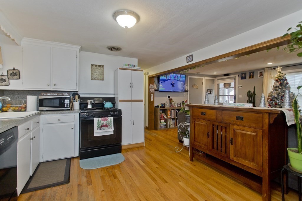 193 Corona Street Springfield, MA 01104 - Photo 3 of 32 Gallery Image 3