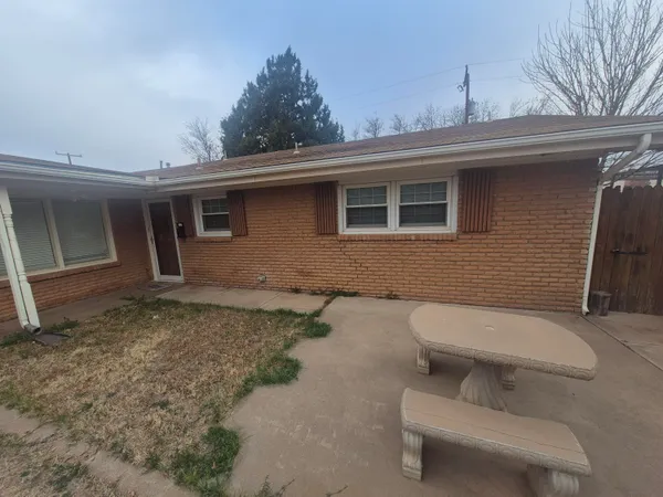 a view of a house with a backyard