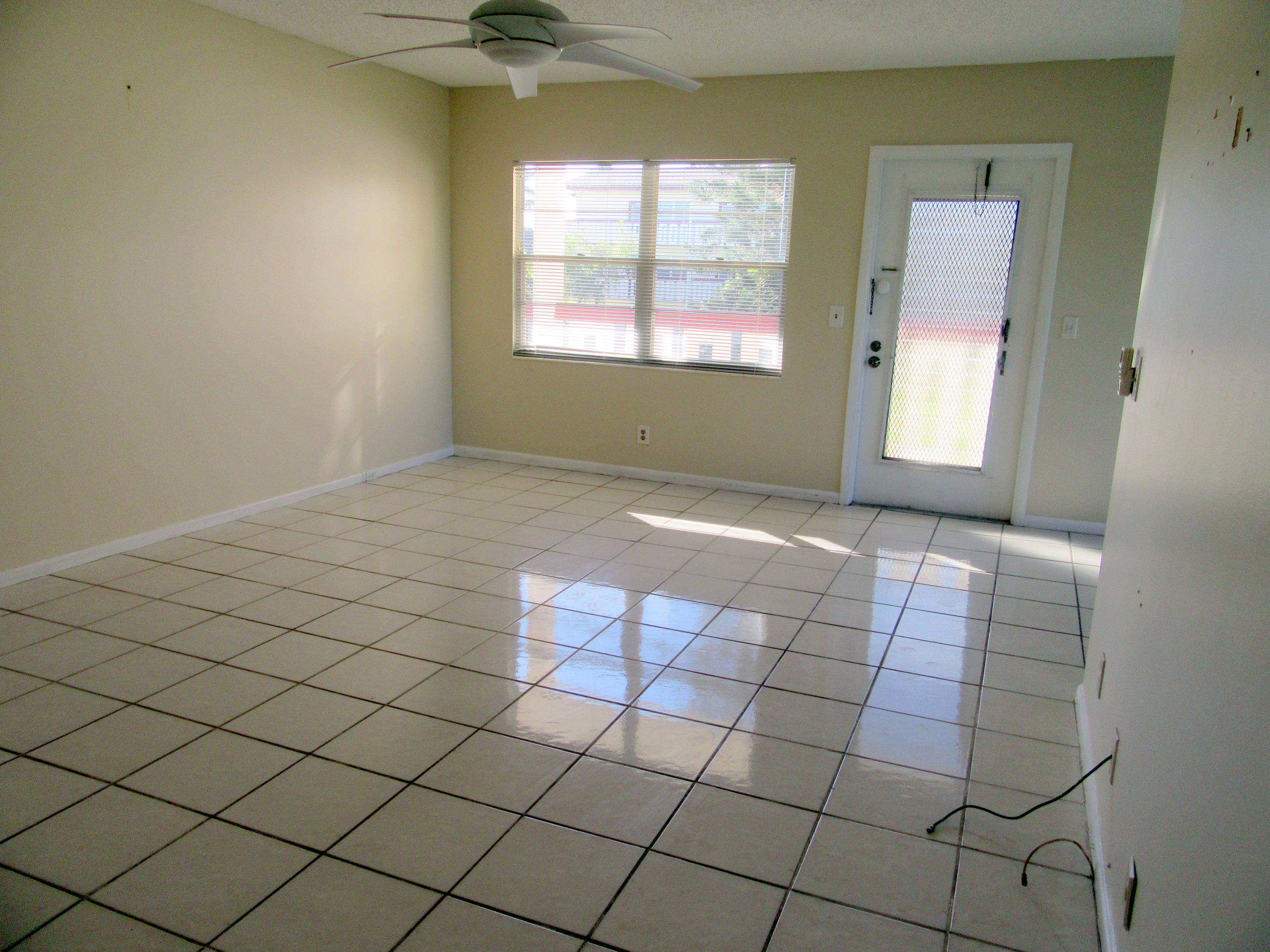 193 Fanshaw East, Unit 193 Boca Raton, FL 33434 - Photo 5 of 13 LIVING ROOM
