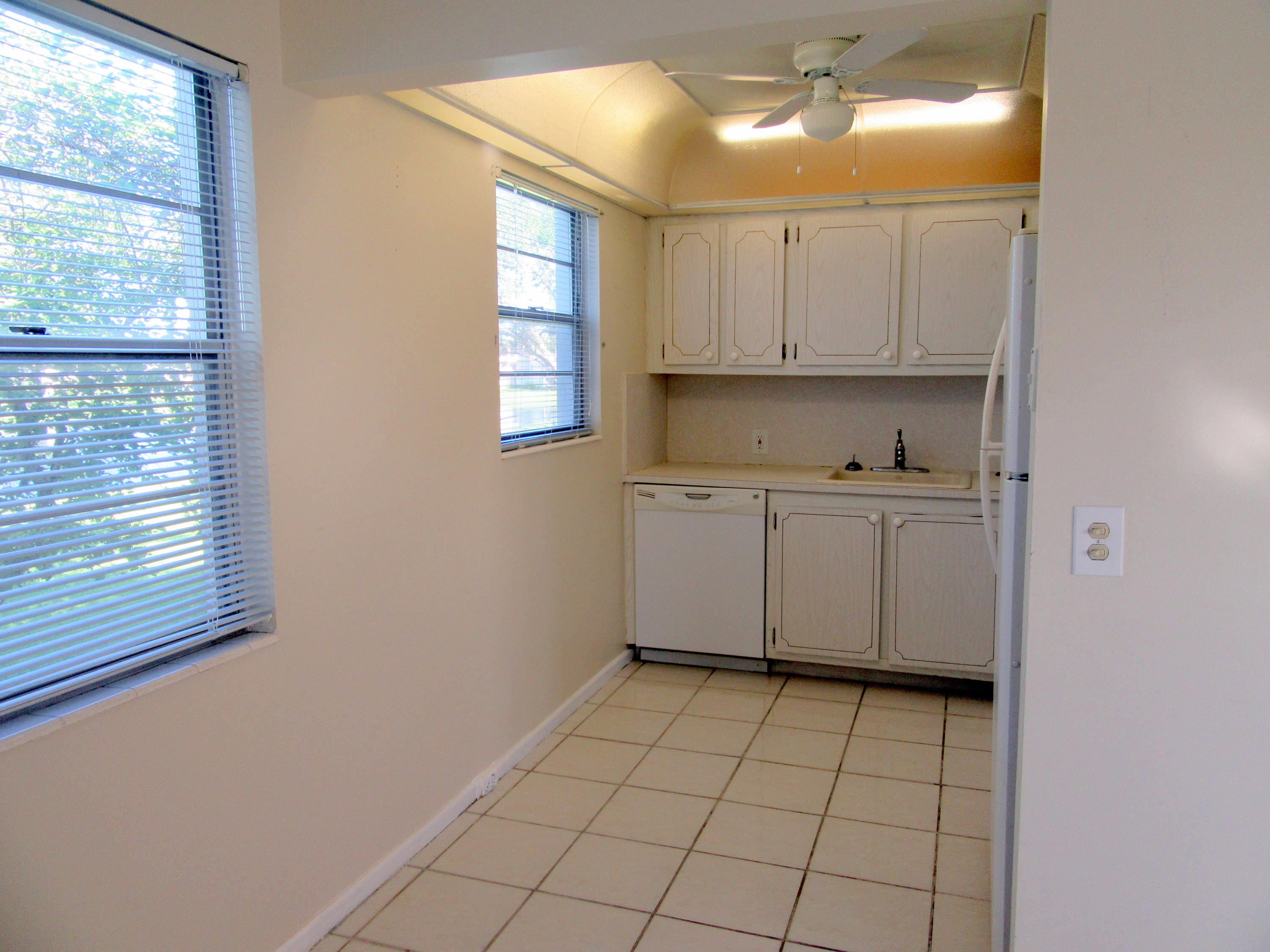 193 Fanshaw East, Unit 193 Boca Raton, FL 33434 - Photo 8 of 13 KITCHEN