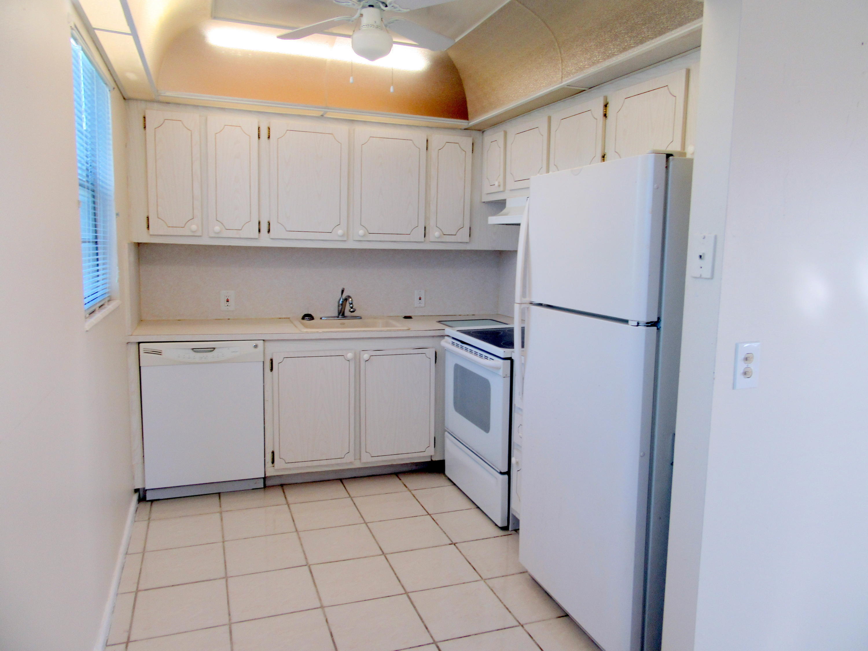 193 Fanshaw East, Unit 193 Boca Raton, FL 33434 - Photo 9 of 13 KITCHEN