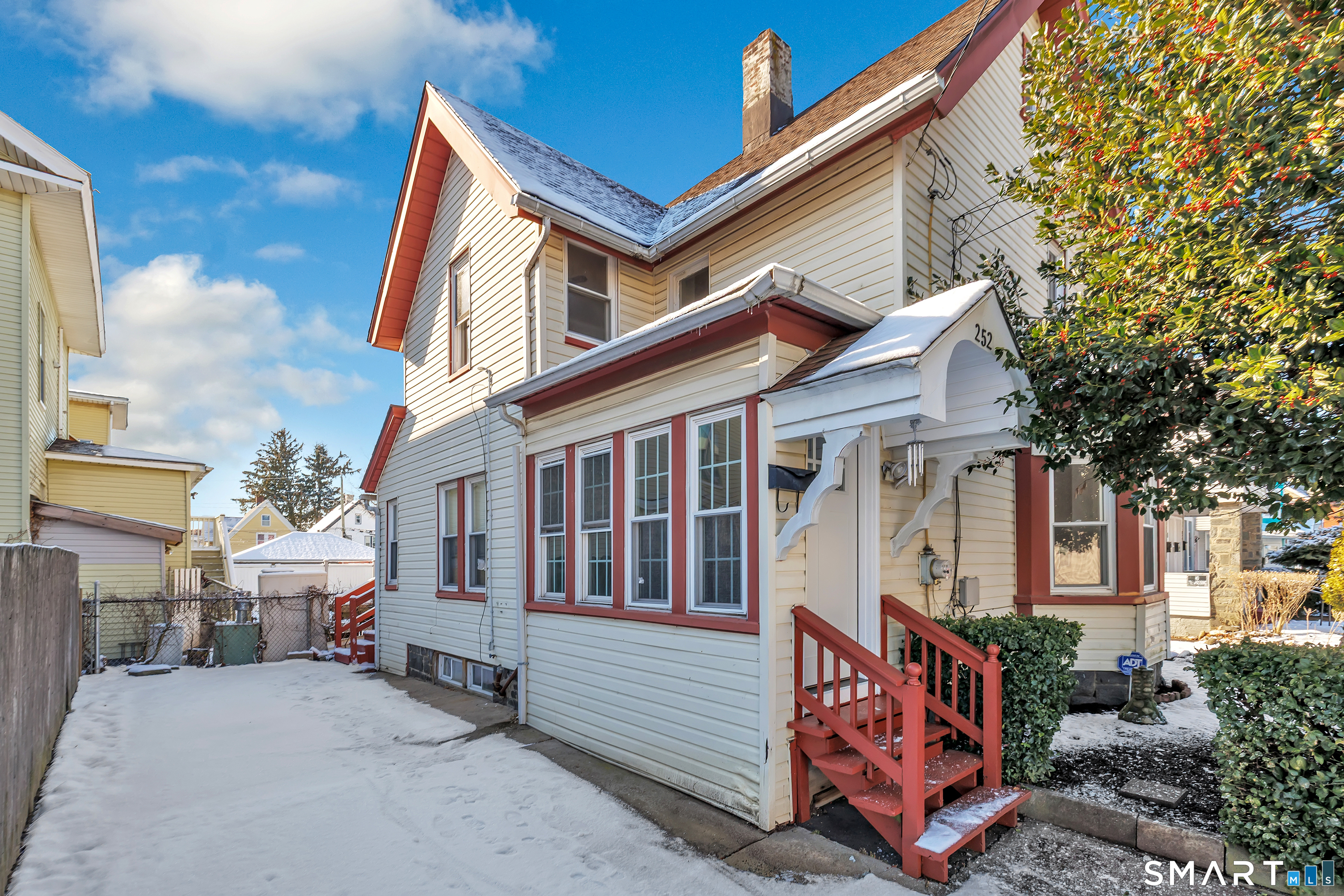 252 Shelton Street Bridgeport, CT 06608 - Photo 3 of 40