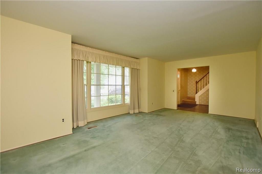 32635 Old Post Road Beverly Hills, MI 48025 - Photo 6 of 34
