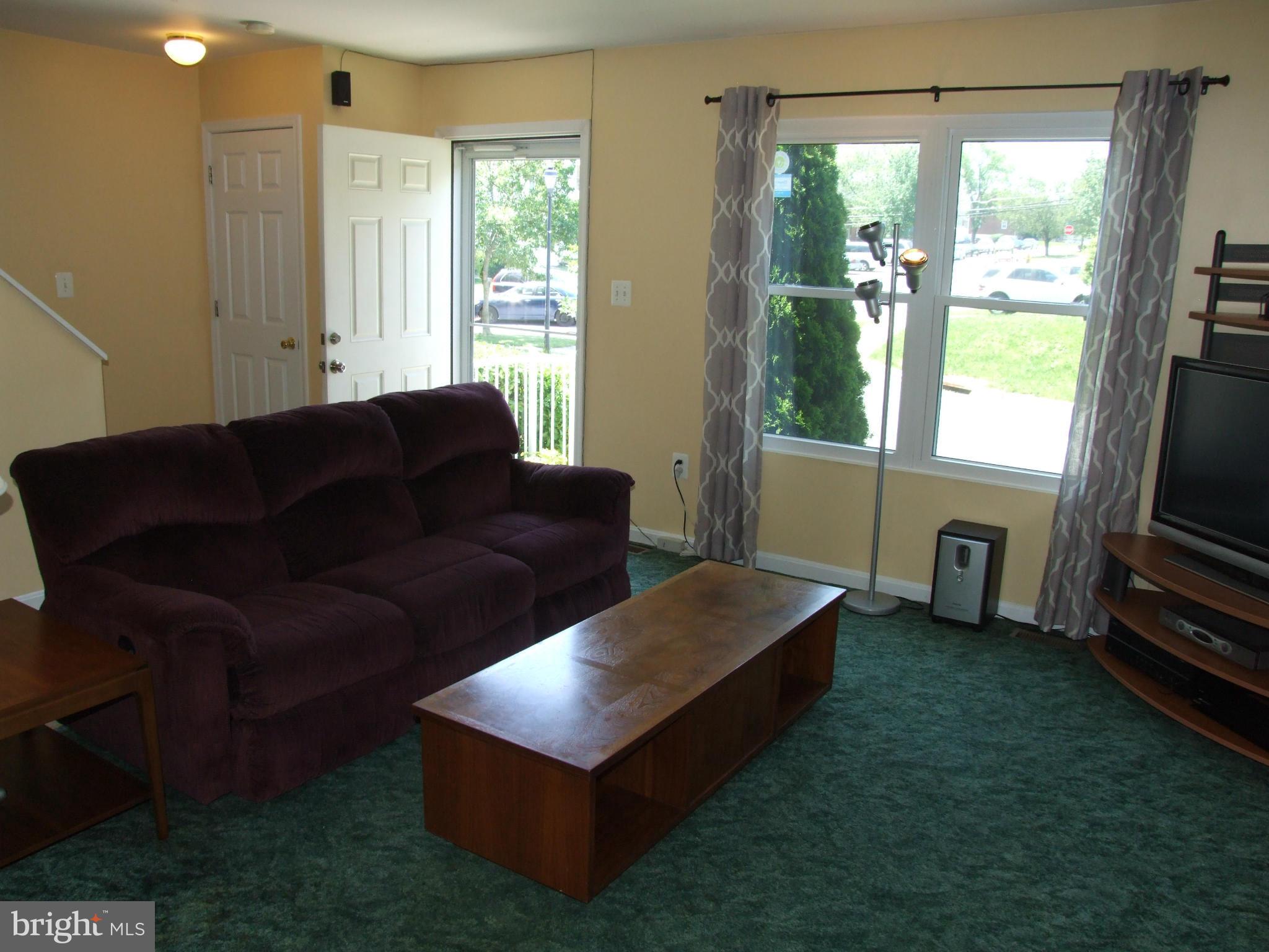 4619 Warren Tree Way Baltimore, MD 21229 - Photo 3 of 25 Living Room
