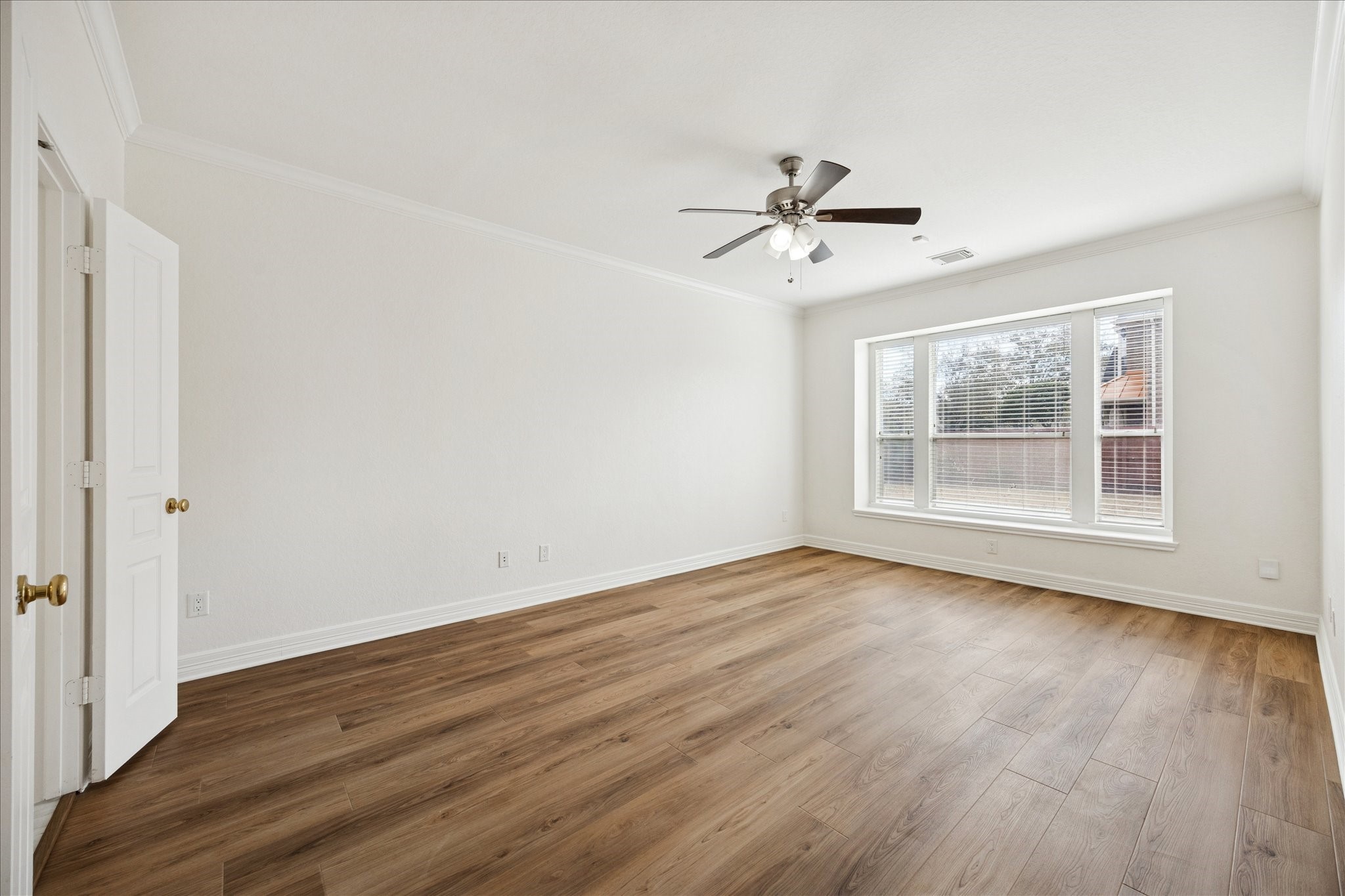 12003 Ensenada Canyon Lane Houston, TX 77041 - Photo 12 of 28 Primary bedroom with private ensuite bathroom.