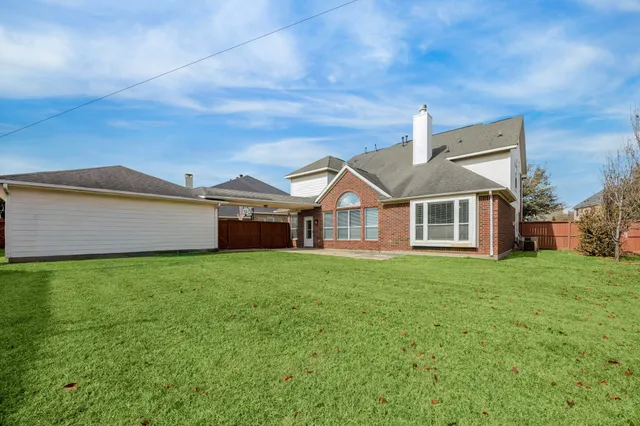 a view of a yard in front of house
