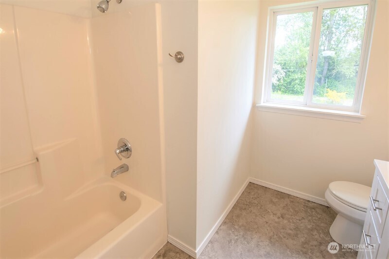 551 South Sullivan Street Seattle, WA 98108 - Photo 4 of 24 a bathroom with a toilet and a bathtub