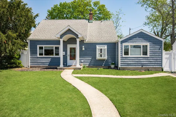 $699,999 | 17 Vista Lane, Levittown, NY 11756