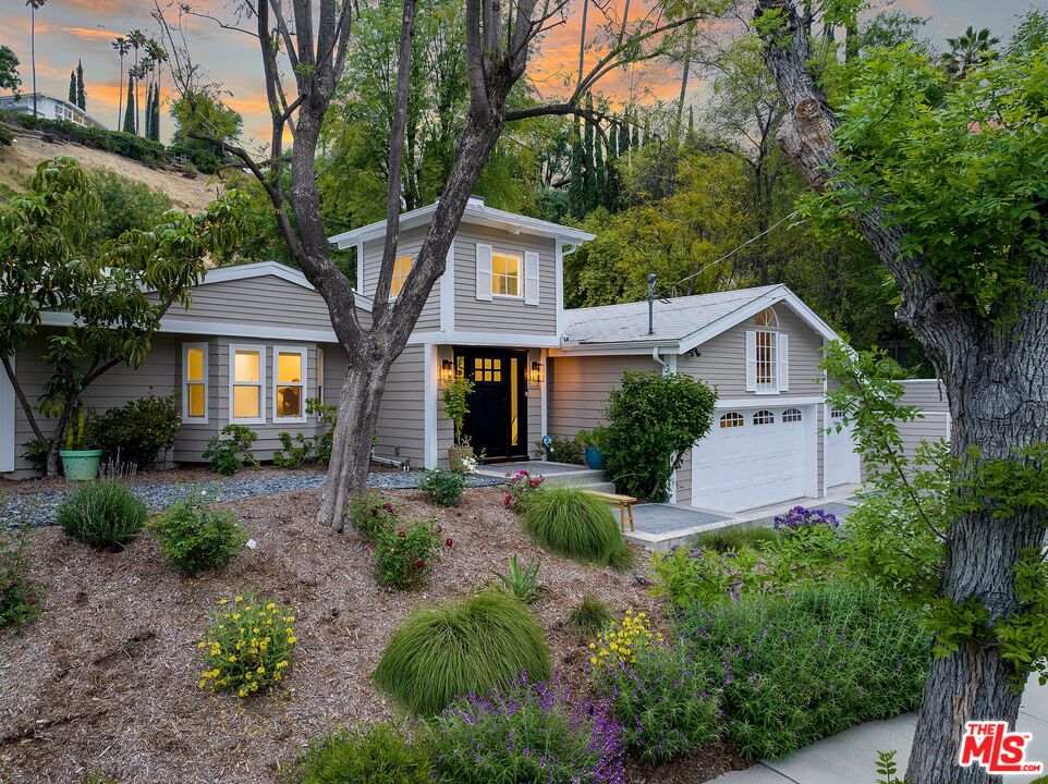 22801 Pera Road Woodland Hills, CA 91364 - Photo 46 of 46 a view of a yard in front of house