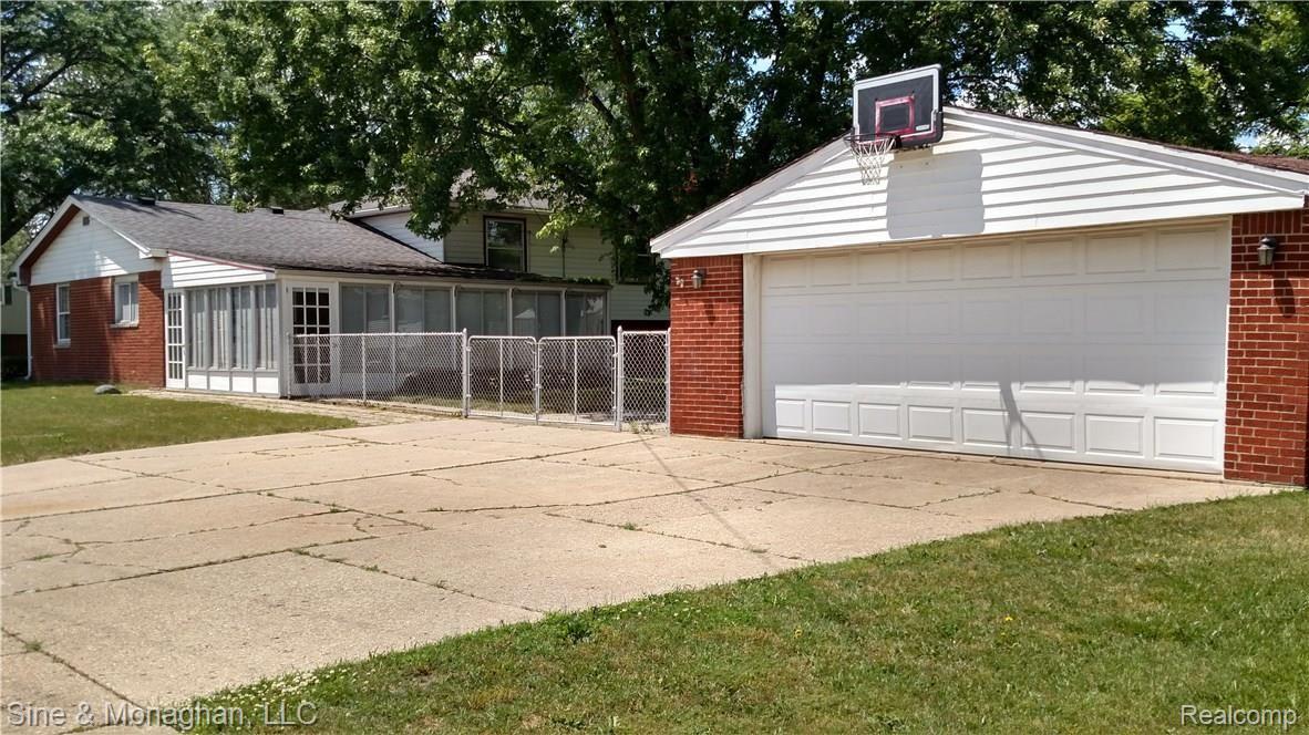 29512 Bonnie Drive Warren, MI 48093 - Photo 3 of 26 IMG_20170624_144350535_HDR.jpg