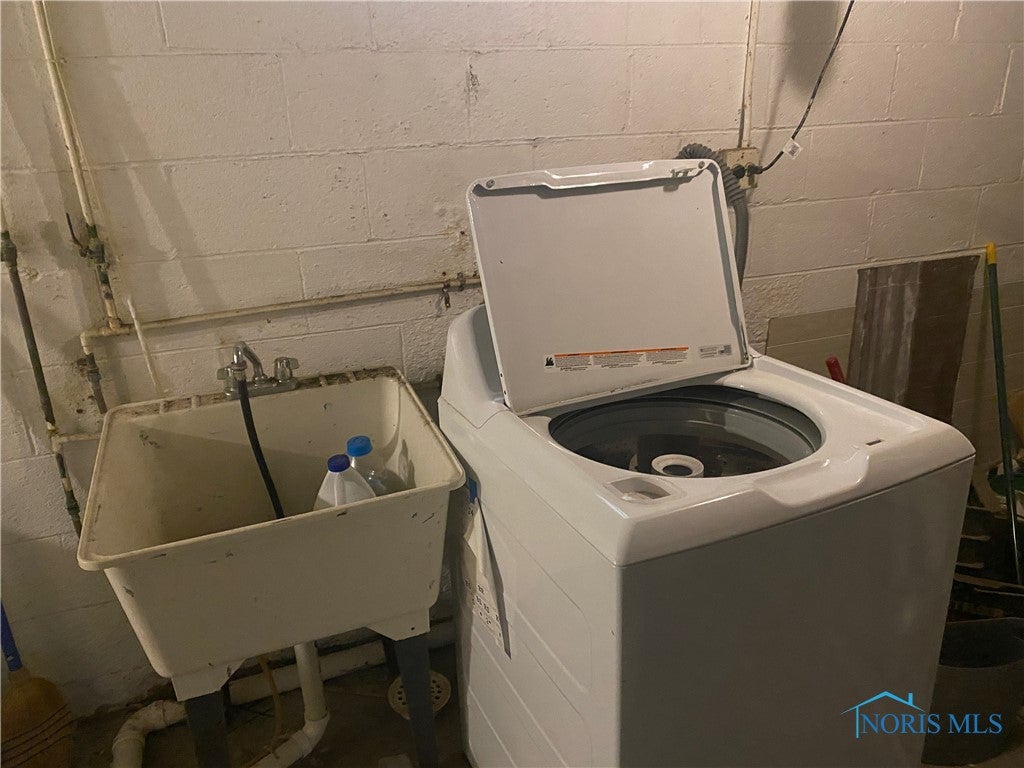 2534 Montebello Road Toledo, OH 43607 - Photo 17 of 18 Washer