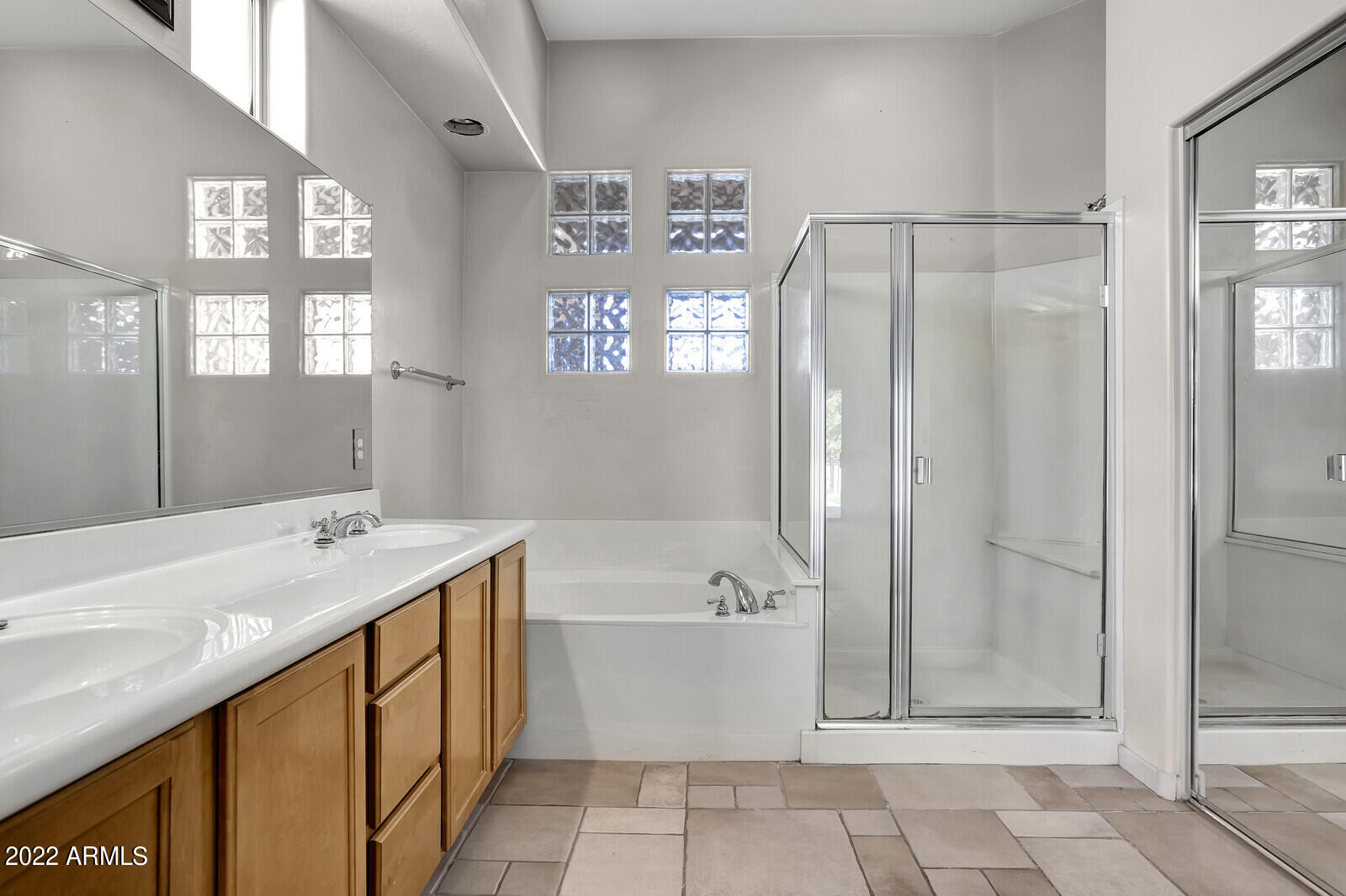 3832 East Carson Road Phoenix, AZ 85042 - Photo 17 of 33 Separate tub and shower