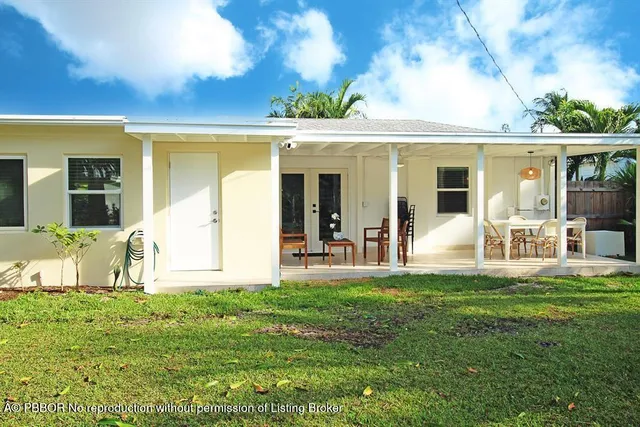 a view of a house with backyard and porch