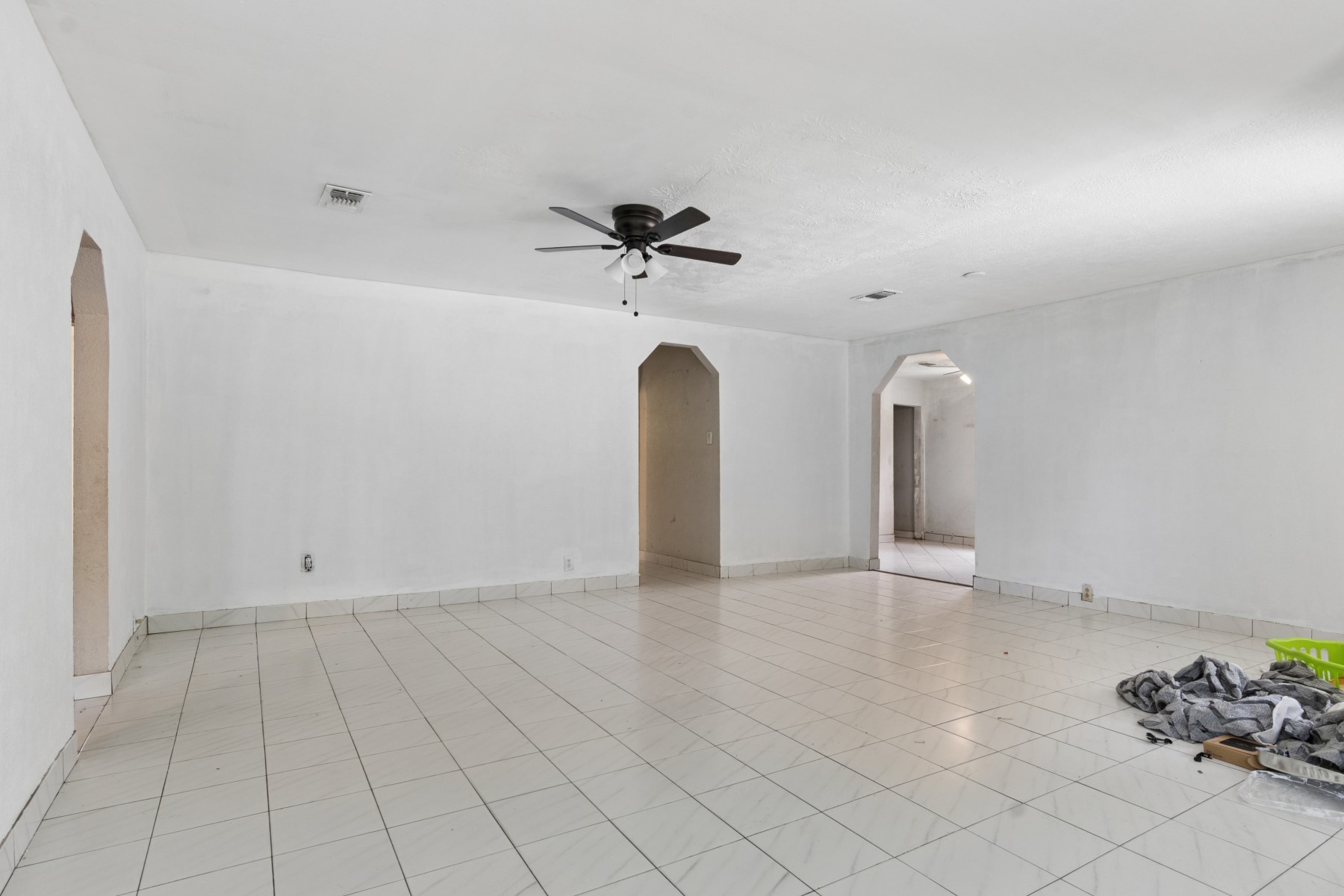 1002 Grenfell Lane Houston, TX 77076 - Photo 5 of 20 Oversized Den