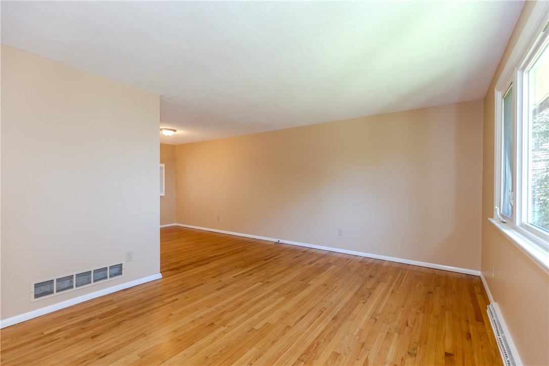 26 Seneca Road Portsmouth, RI 02871 - Photo 8 of 44 Living room