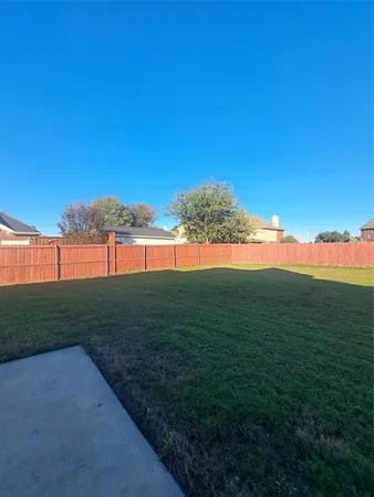 a view of a yard with a house