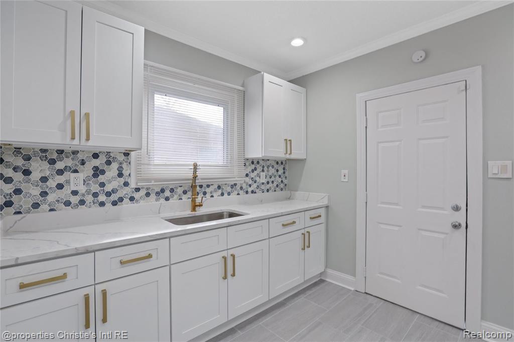 5557 Yorkshire Road Detroit, MI 48224 - Photo 2 of 19