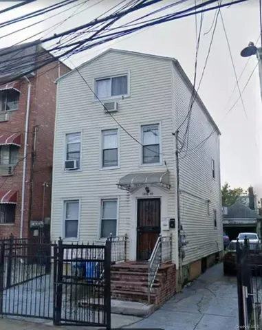 a view of a back yard of the house