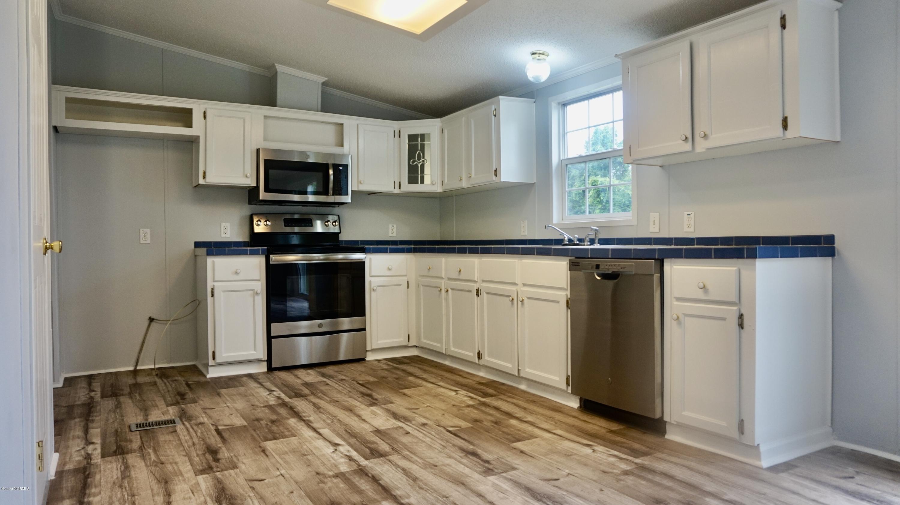 104 Paula Road New Bern, NC 28562 - Photo 4 of 35 Kitchen