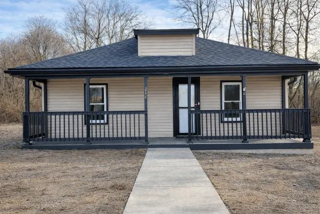 $1,300 | 218 Locust Street, Clarksville, TN 37042