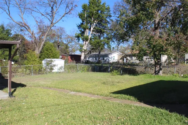 a view of a backyard