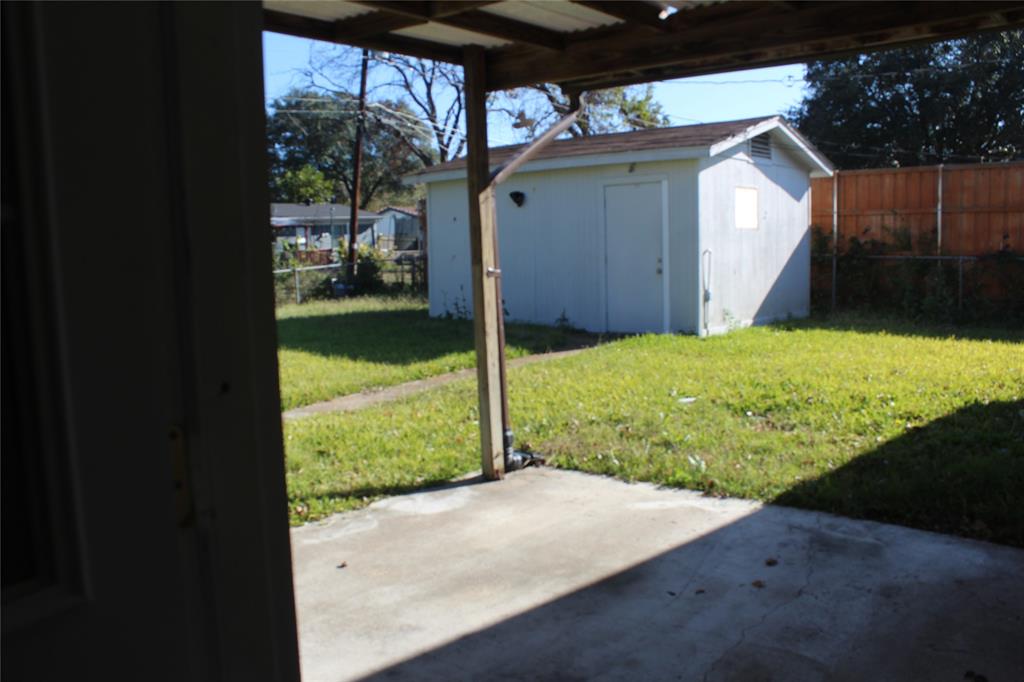 1010 Appleblossom Lane Mesquite, TX 75149 - Photo 6 of 16 a view of a back yard of the house
