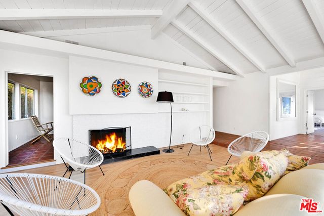 a view of livingroom with furniture