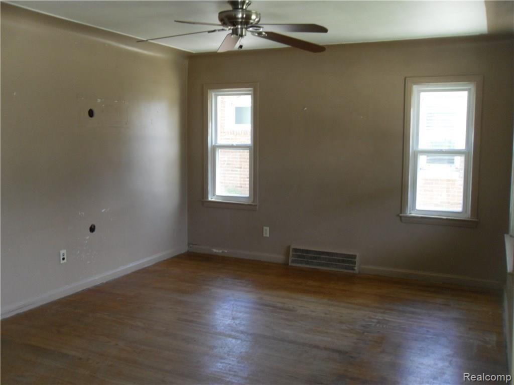 8097 Stephens Road Center Line, MI 48015 - Photo 6 of 11 SDC14756.JPG