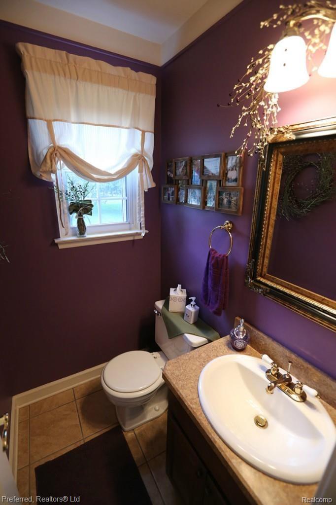 1266 Knightsbridge Road Canton, MI 48187 - Photo 14 of 22 Powder Room.jpg