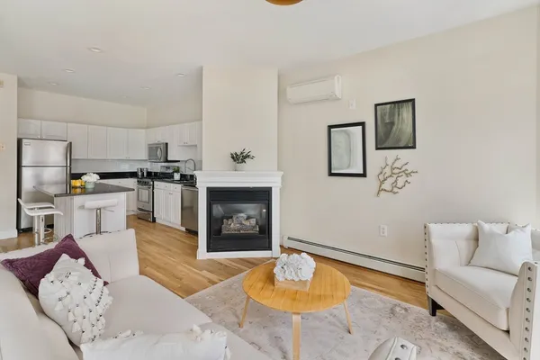 $4,400 | 137 P Street, Unit 2, Boston, MA 02127