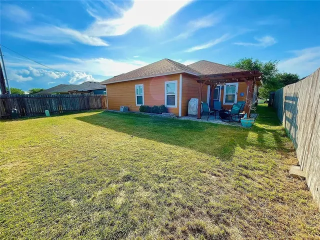 a view of a yard in front of house