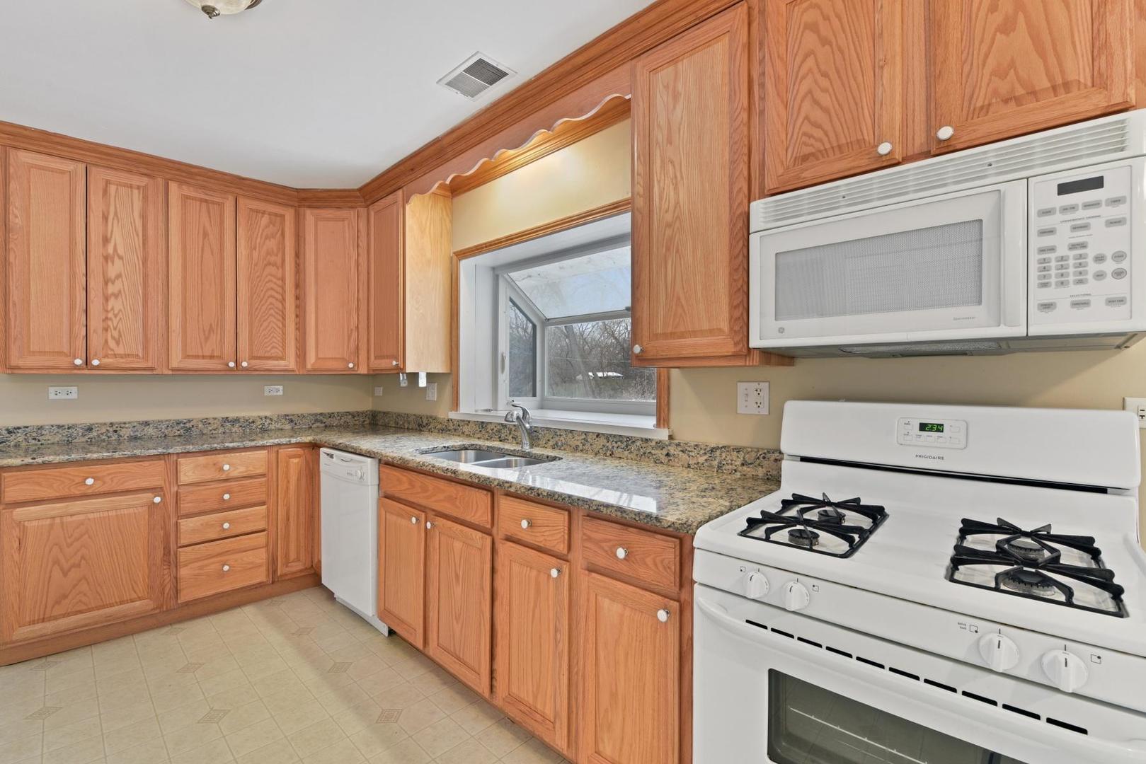 614 Saddle Road Wheaton, IL 60187 - Photo 4 of 22