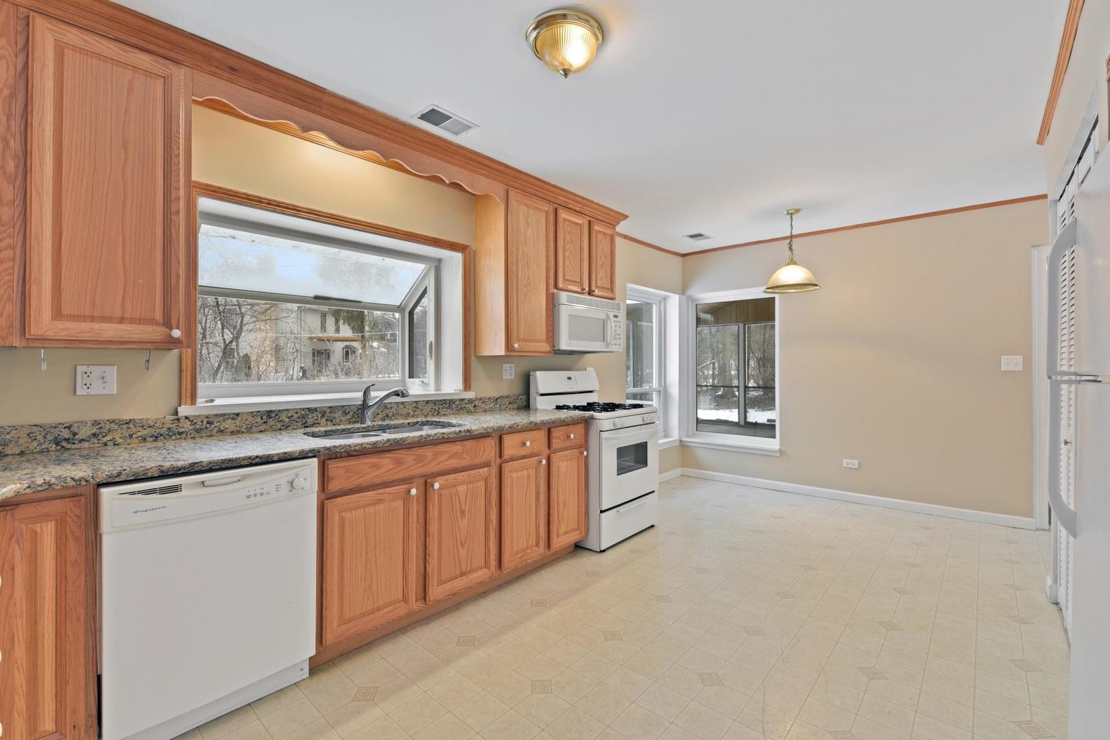 614 Saddle Road Wheaton, IL 60187 - Photo 5 of 22