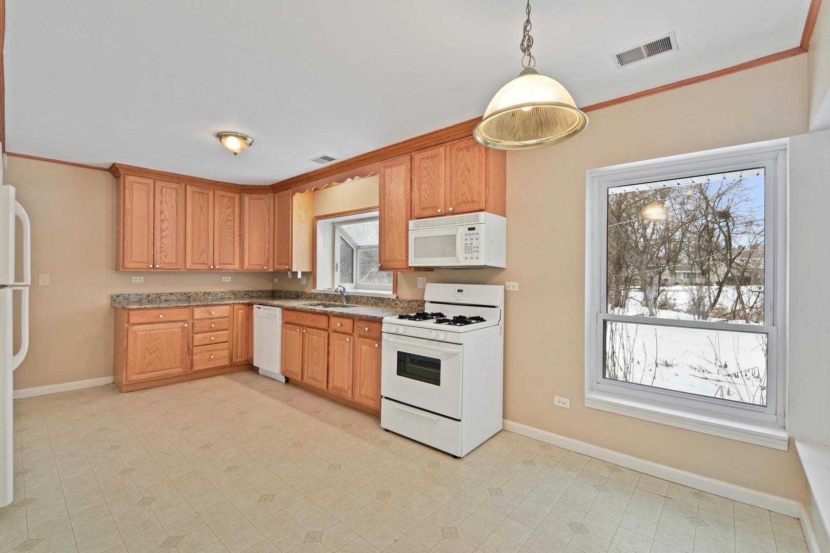 614 Saddle Road Wheaton, IL 60187 - Photo 6 of 22