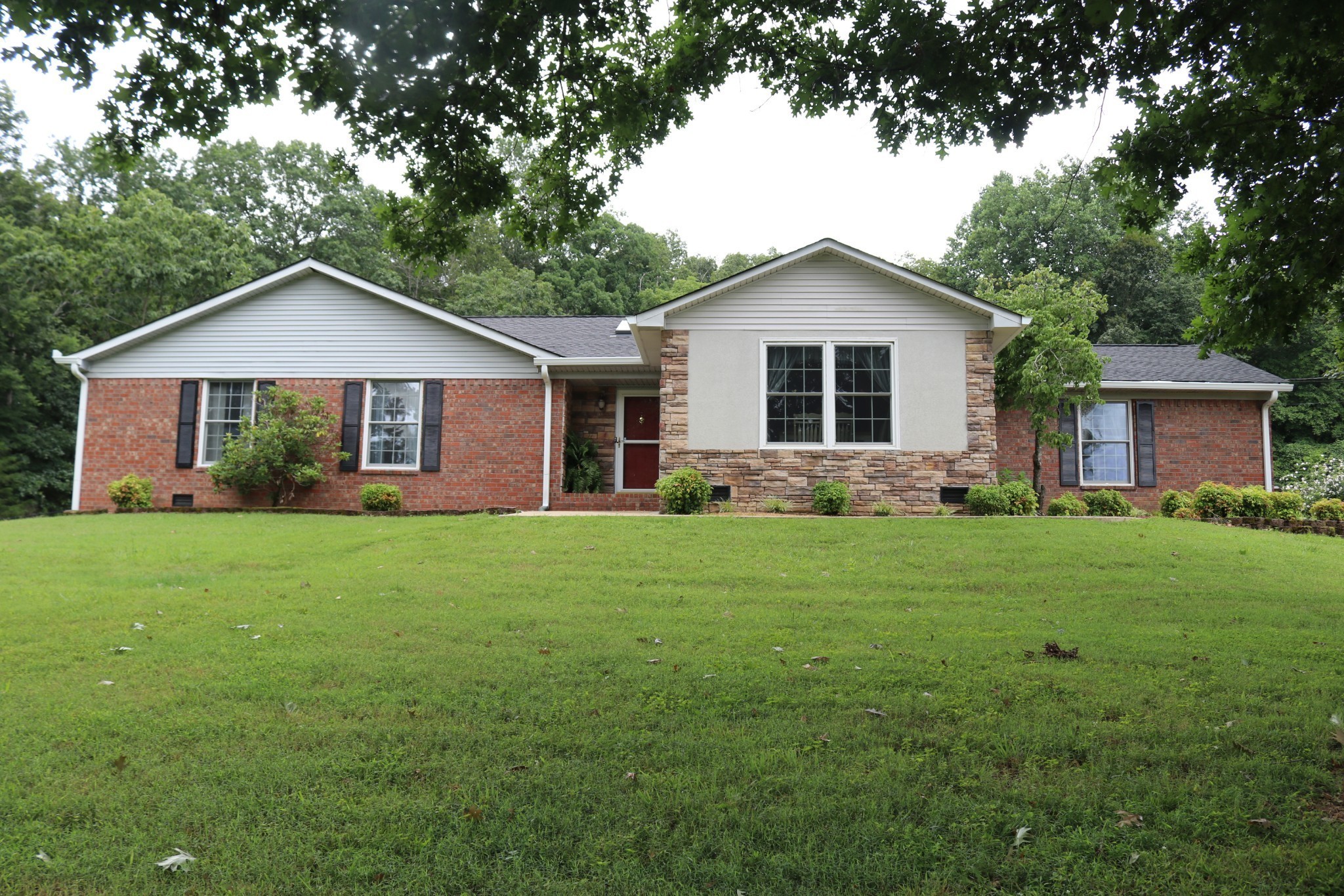 2079 Rock Springs Road Columbia, TN 38401 - Photo 5 of 83 a front view of house with yard and green space