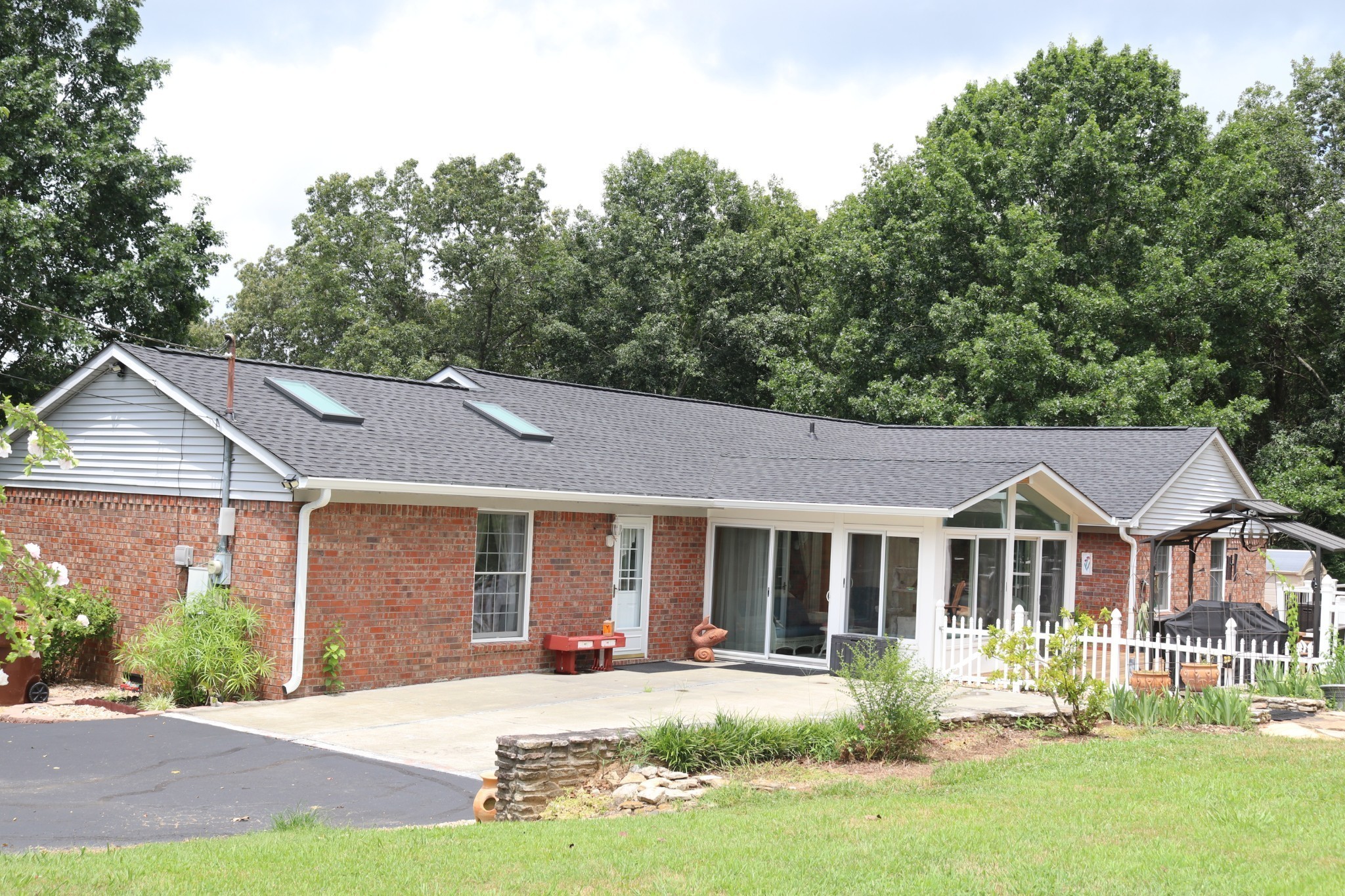 2079 Rock Springs Road Columbia, TN 38401 - Photo 9 of 83 front view of a house with a yard