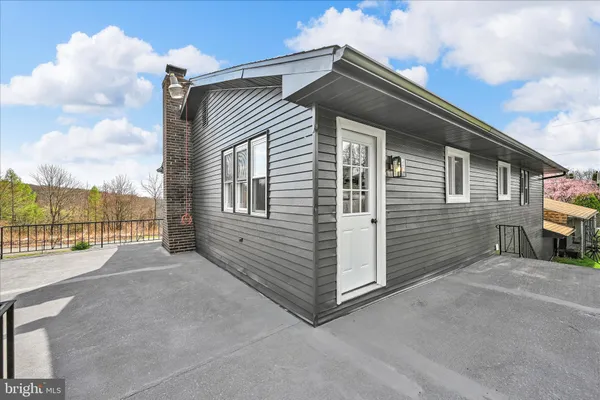 $269,999 | 300 Topeka Avenue, Shenandoah, PA 17976