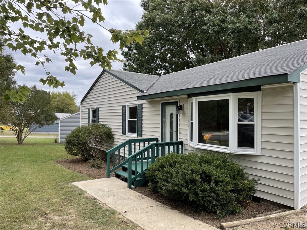 3113 Fielding Road Colonial Heights, VA 23834 - Photo 2 of 24 a front view of a house with garden