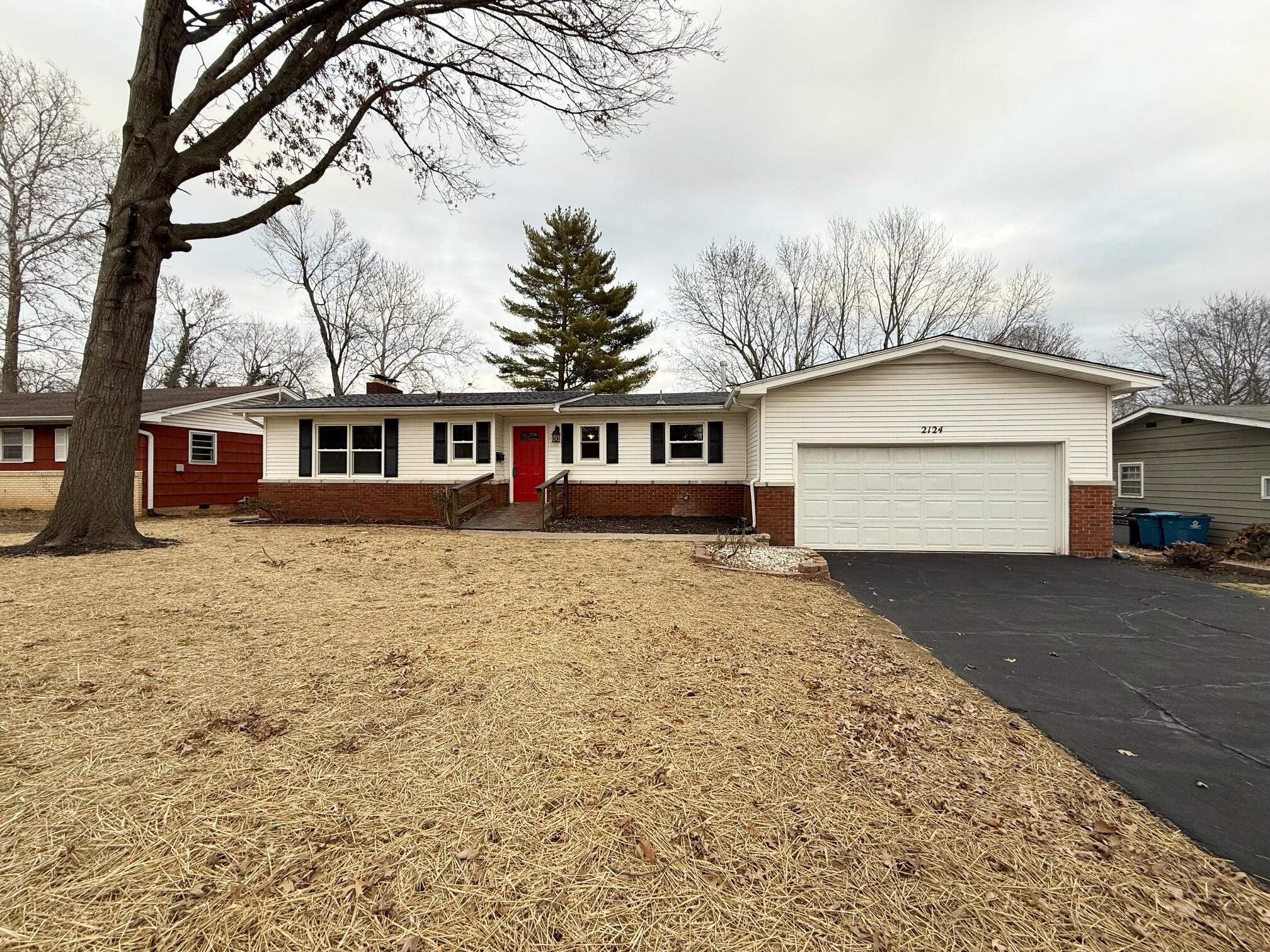 2124 South Lone Pine Avenue Springfield, MO 65804 - Photo 1 of 1 Front Yard