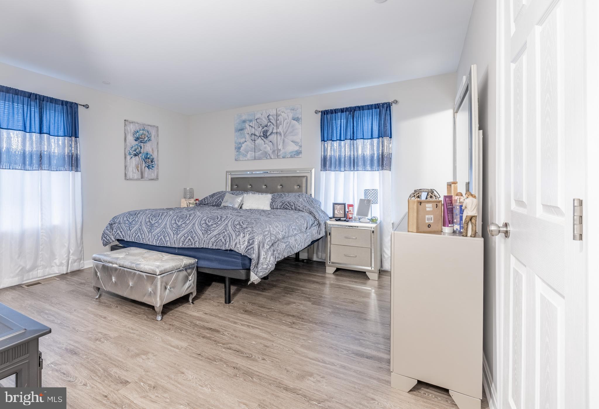 111 Cee Jay Road Chestertown, MD 21620 - Photo 21 of 38 a living room with a bed furniture and a window