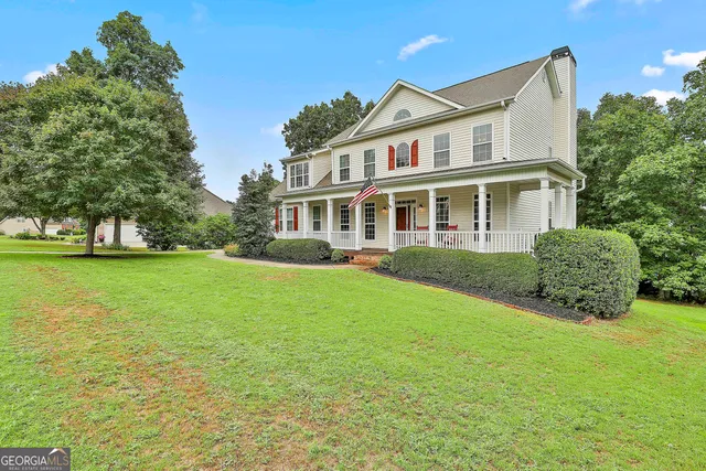 a view of a house with a yard