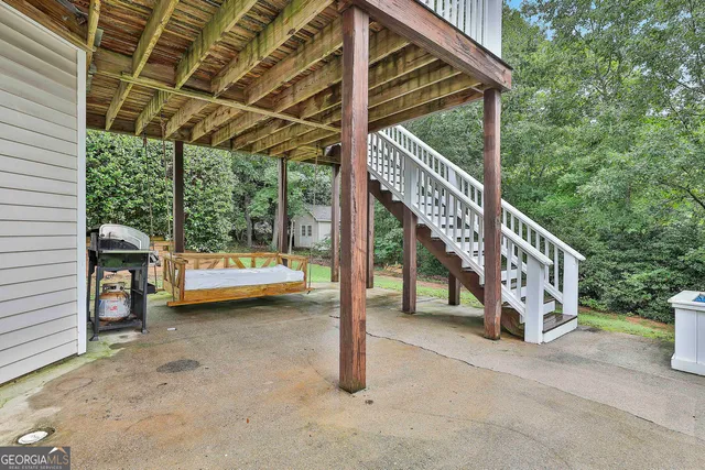 a view of a house with backyard and garden