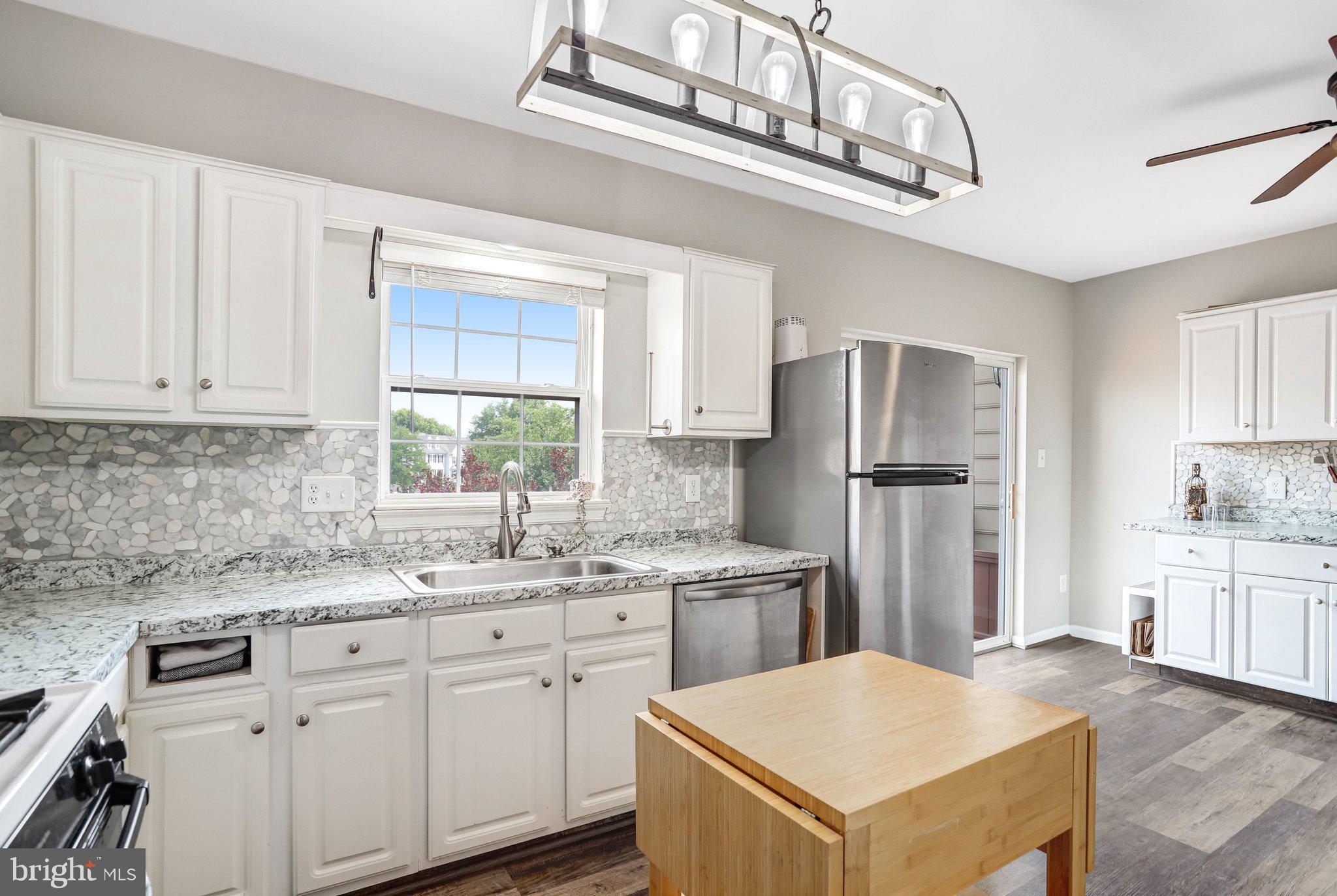 122 Goldsworth Terrace Southwest Leesburg, VA 20175 - Photo 4 of 31 Lovely bright kitchen