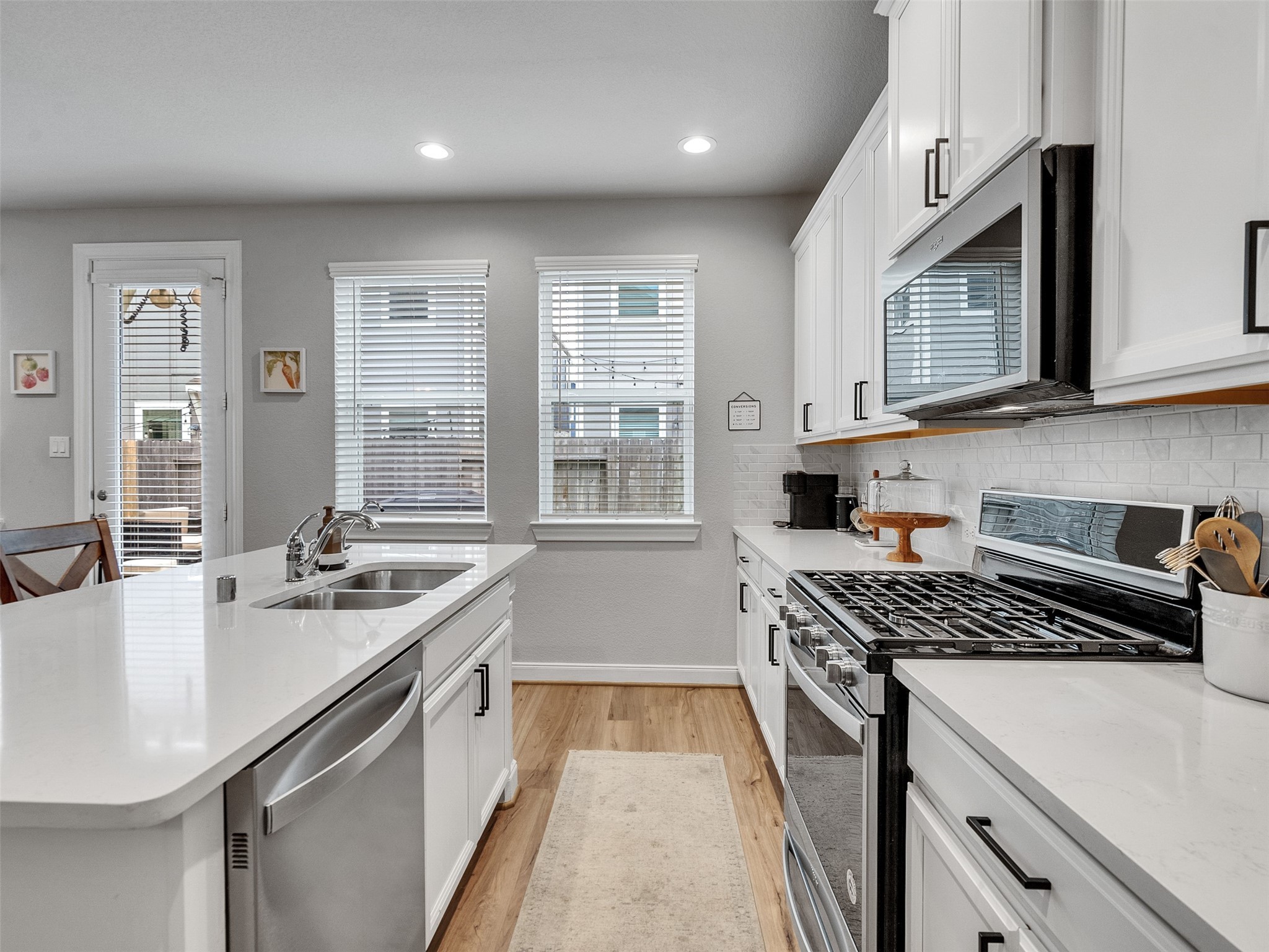 3118 Cloud Forest Lane Houston, TX 77080 - Photo 8 of 40 a kitchen that has a sink and a stove