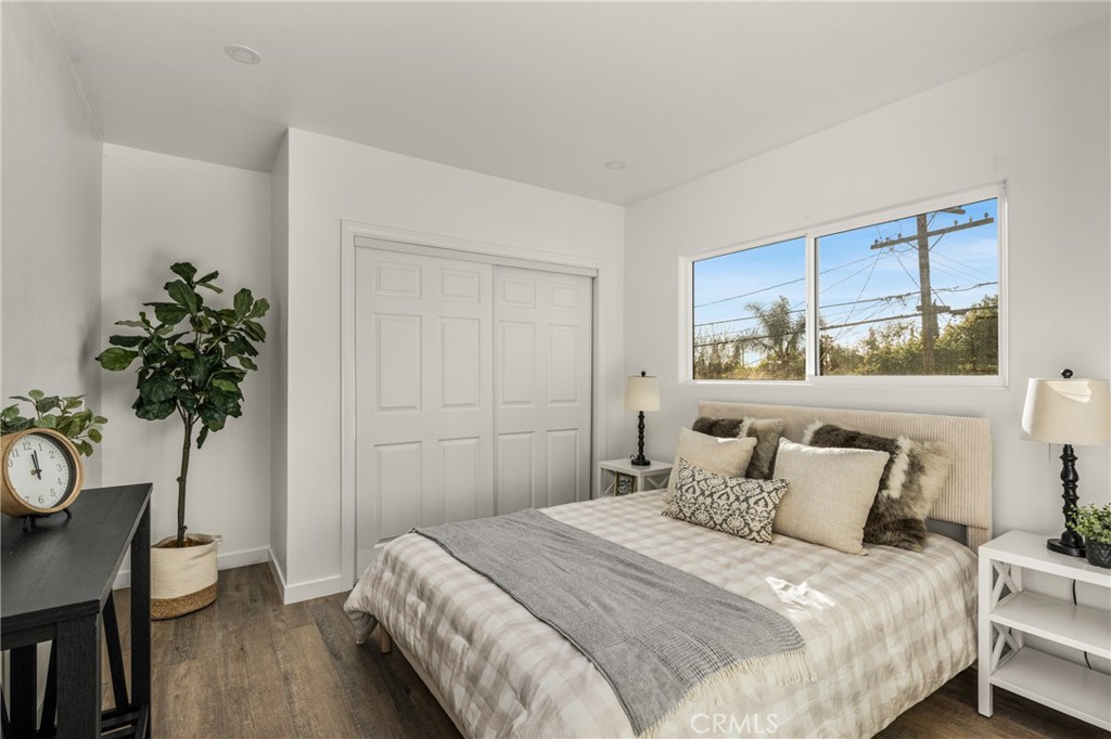 6725 Perry Road Bell Gardens, CA 90201 - Photo 25 of 40 a bedroom with a bed and a potted plant