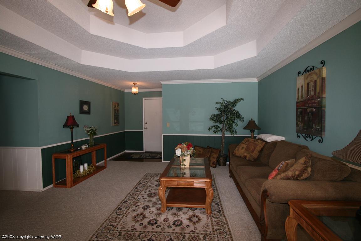 6001 Rutgers Street Amarillo, TX 79109 - Photo 4 of 9 living room