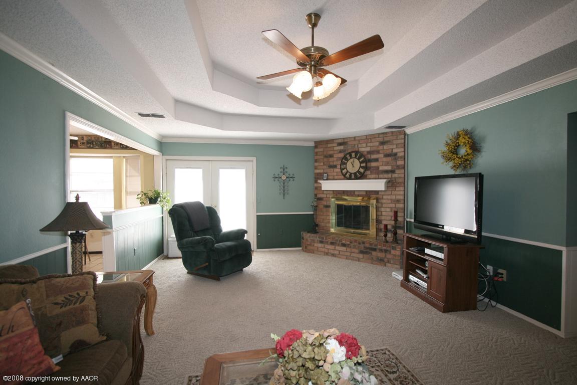 6001 Rutgers Street Amarillo, TX 79109 - Photo 5 of 9 living room